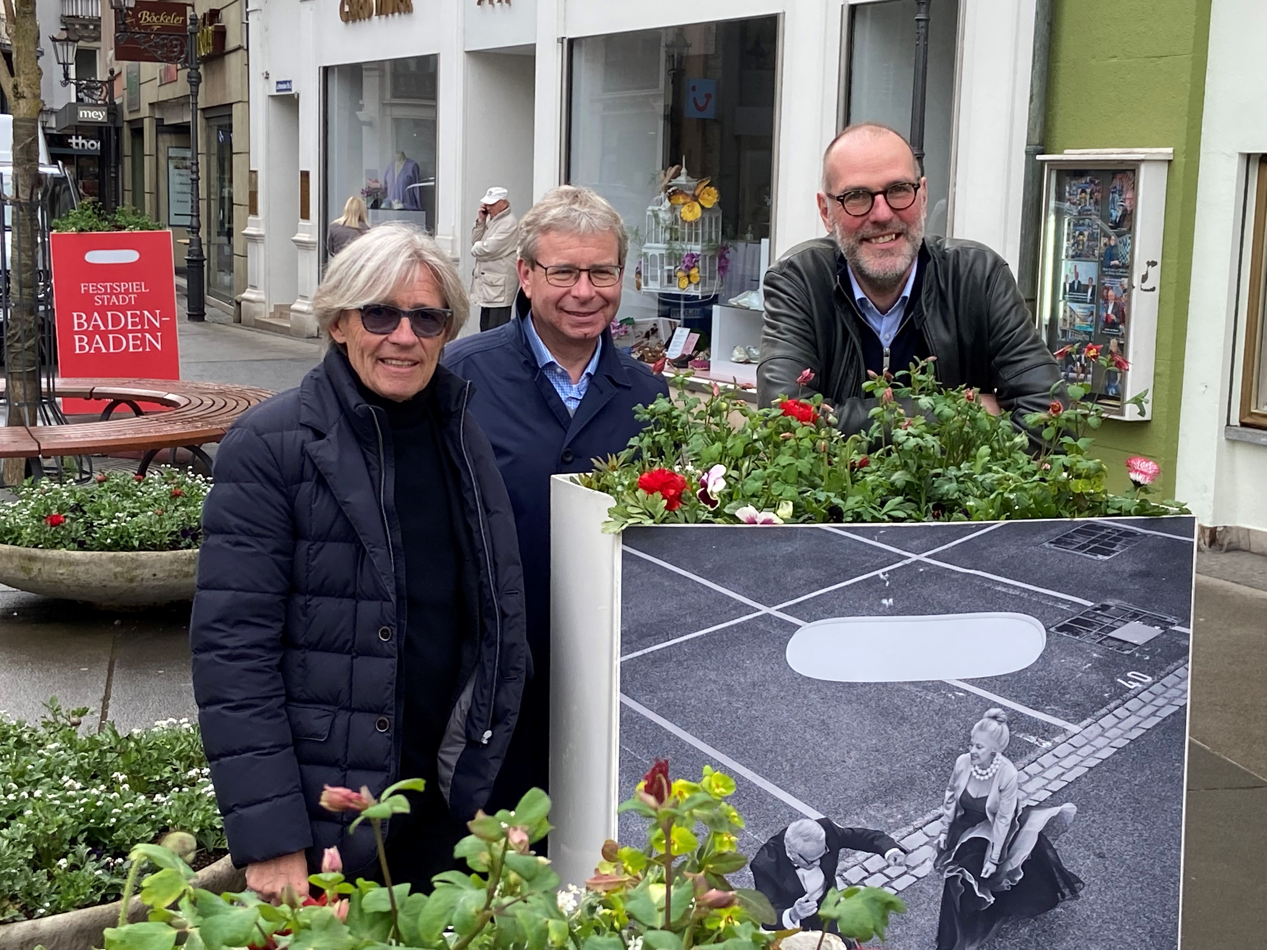 Flower Power in Baden-Baden mit Festspielhaus und Einzelhändlern – „Akelei, Goldlack, Ranunkeln, Stiefmütterchen und Hornveilchen“